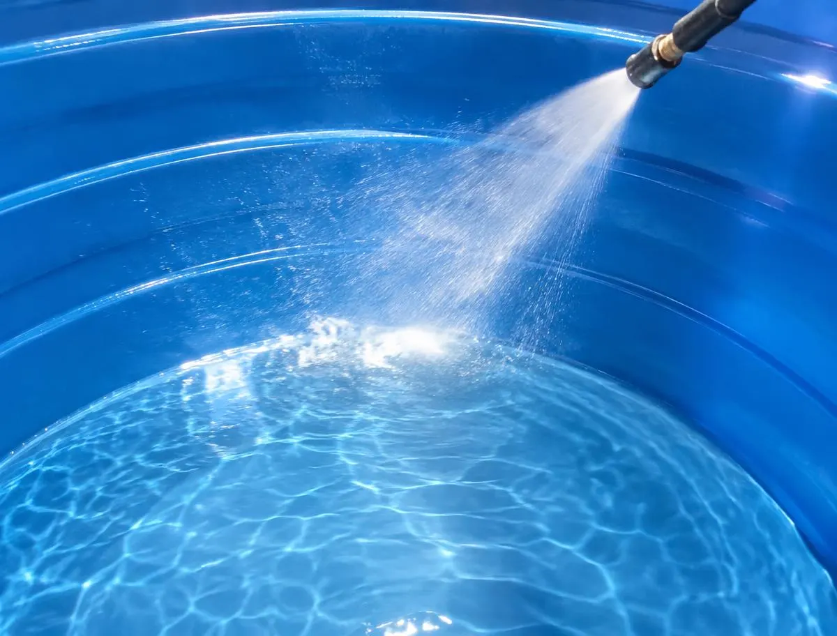 Pressure-washing the inside of a water tank